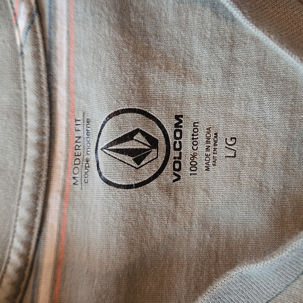 LIKE NEW! Men's VOLCOM Shirt Size L - Picture 3 of 3